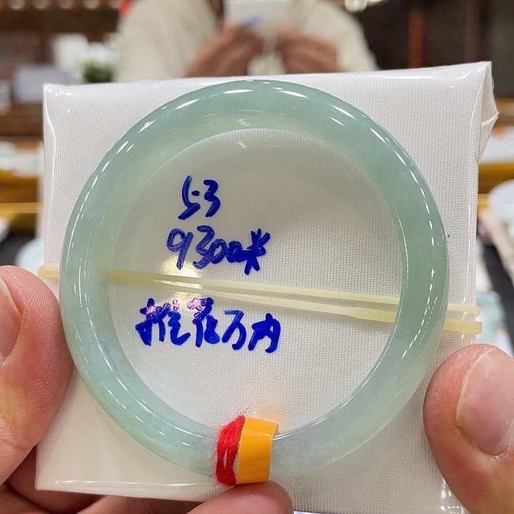 翡翠手镯未镶嵌翡翠