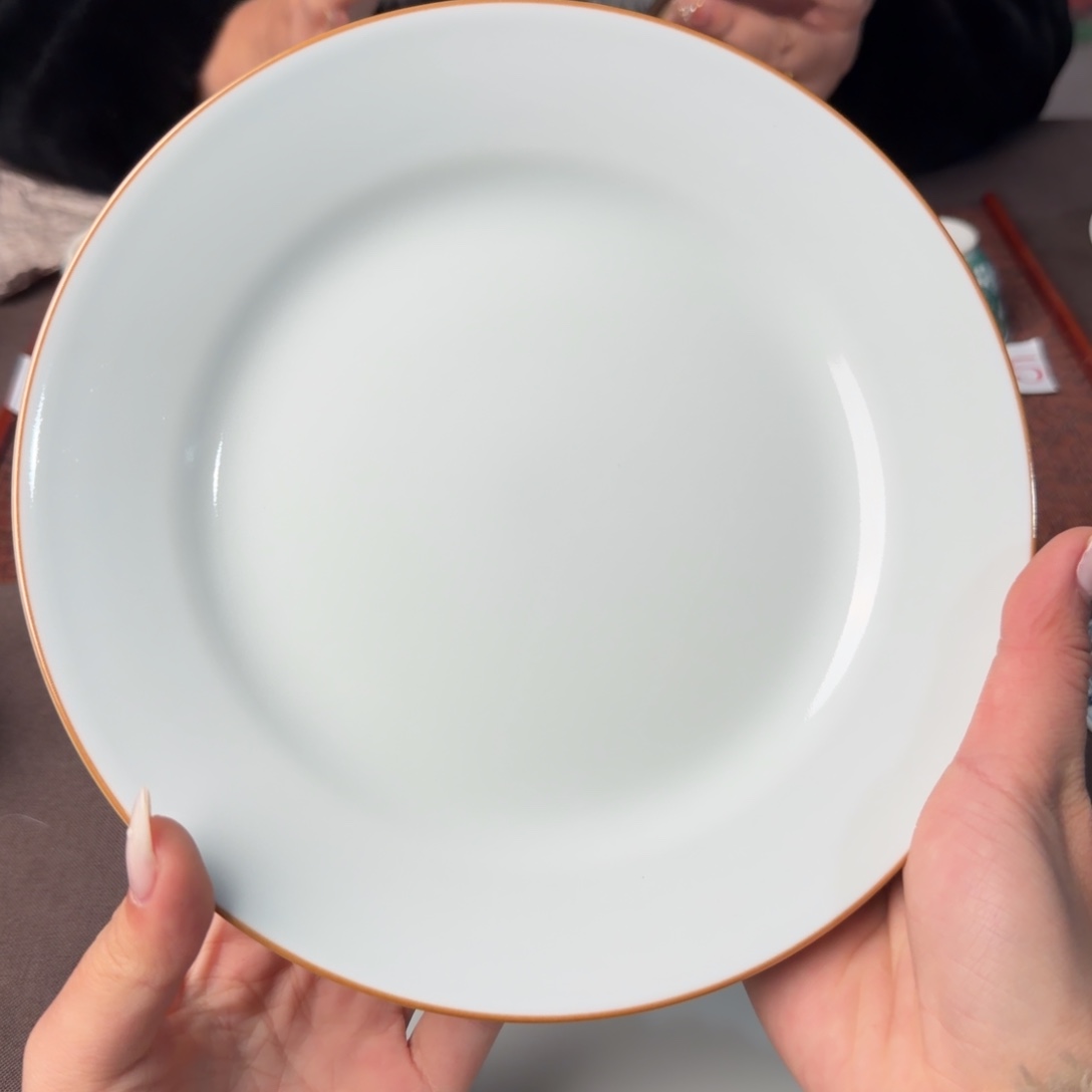 秋***叶瓷片两块壶承托着一个人