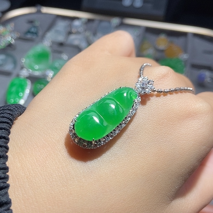 颈饰18K金镶嵌翡翠不含项链