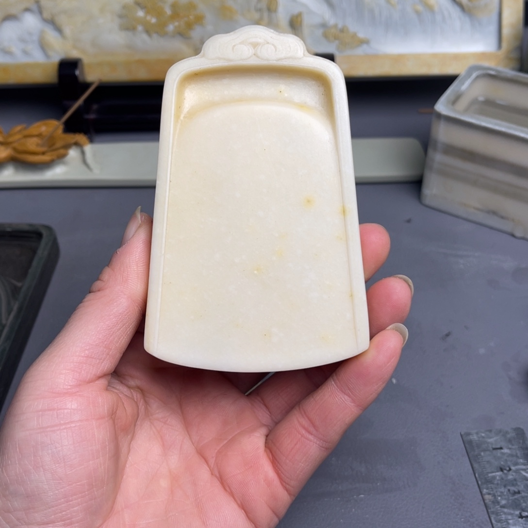 易砚白易把玩砚台