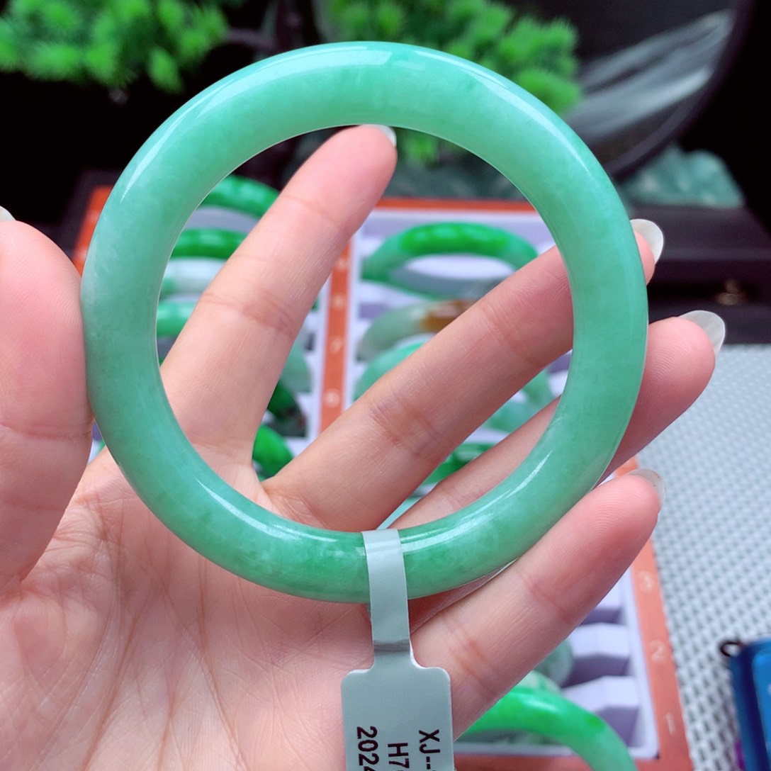 翡翠手镯未镶嵌翡翠