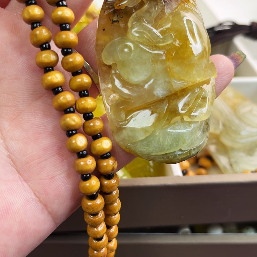 蛇纹石玉颈饰未镶嵌