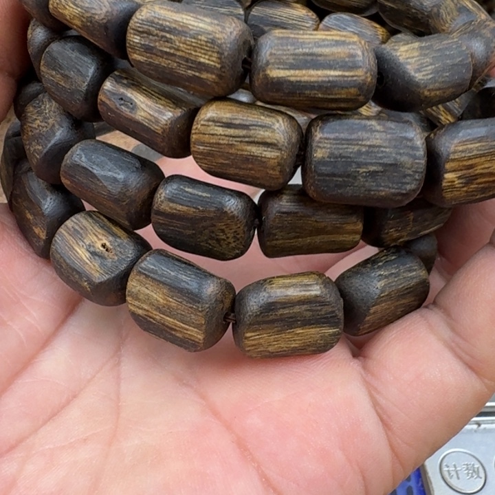 雕***技手串沉香乌身手串47克