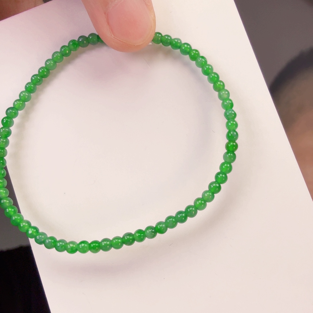 翡翠未镶嵌颈饰一件