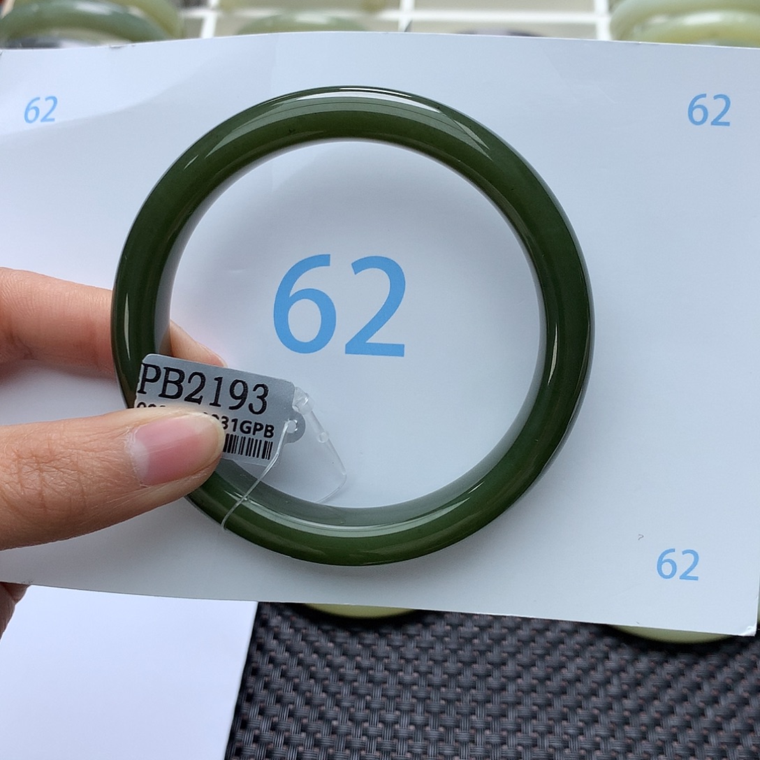 妮***黎和田玉未镶嵌手镯