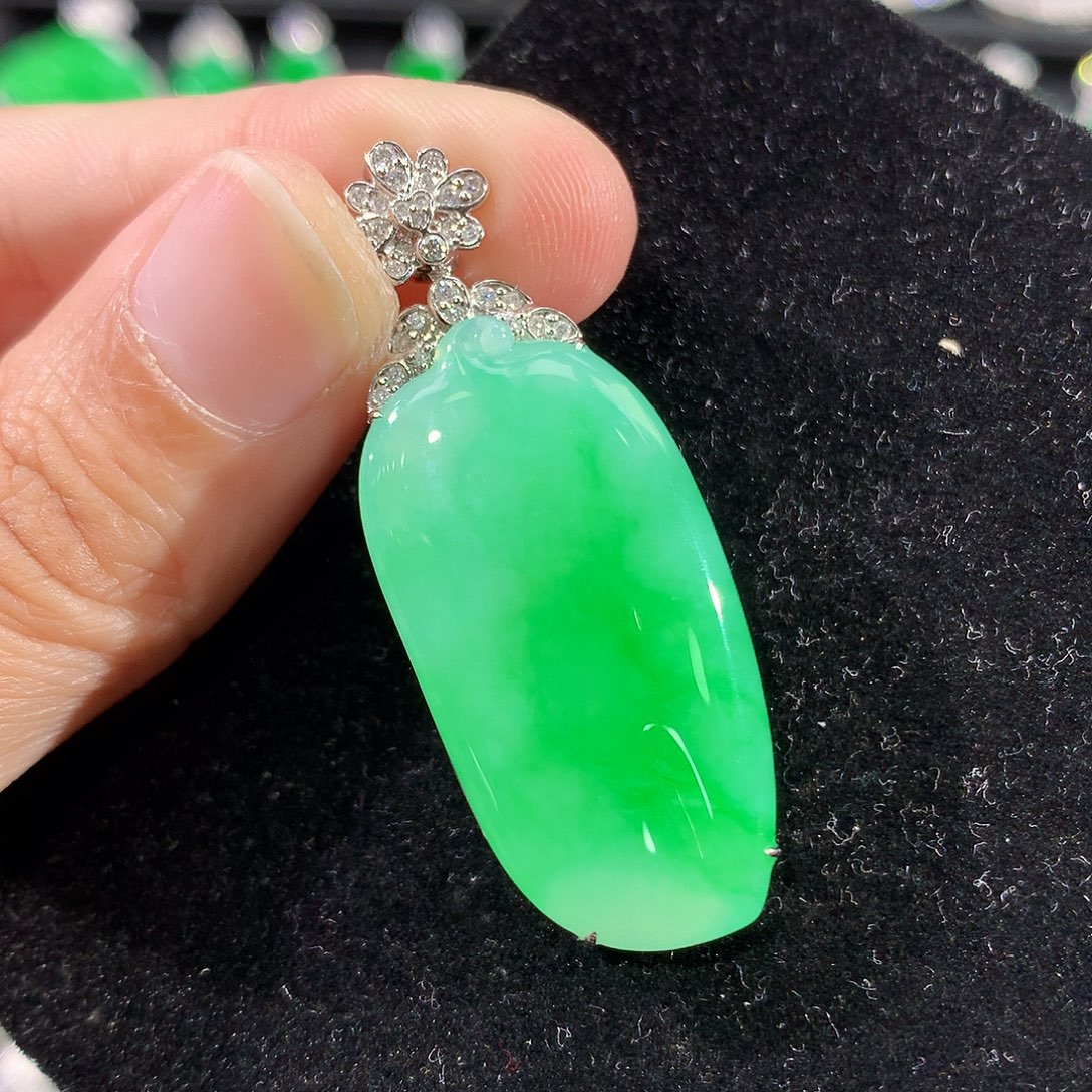 翡翠18K金镶嵌颈饰