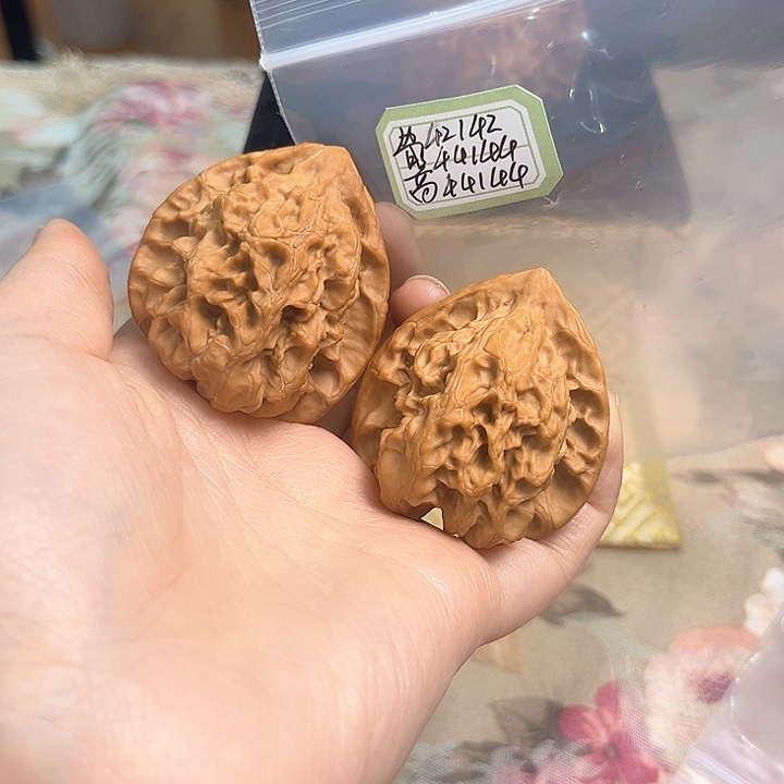 文玩核桃把件梨木台