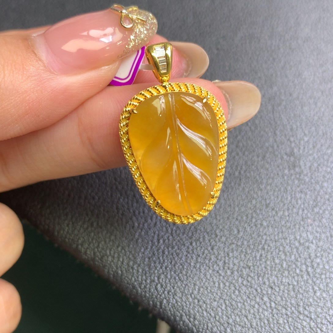 翡翠18K金镶嵌颈饰