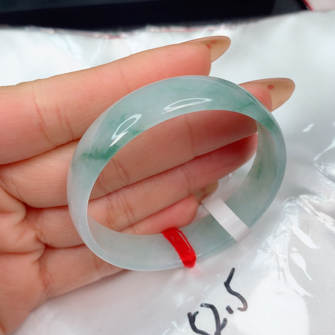 翡翠手镯未镶嵌………..