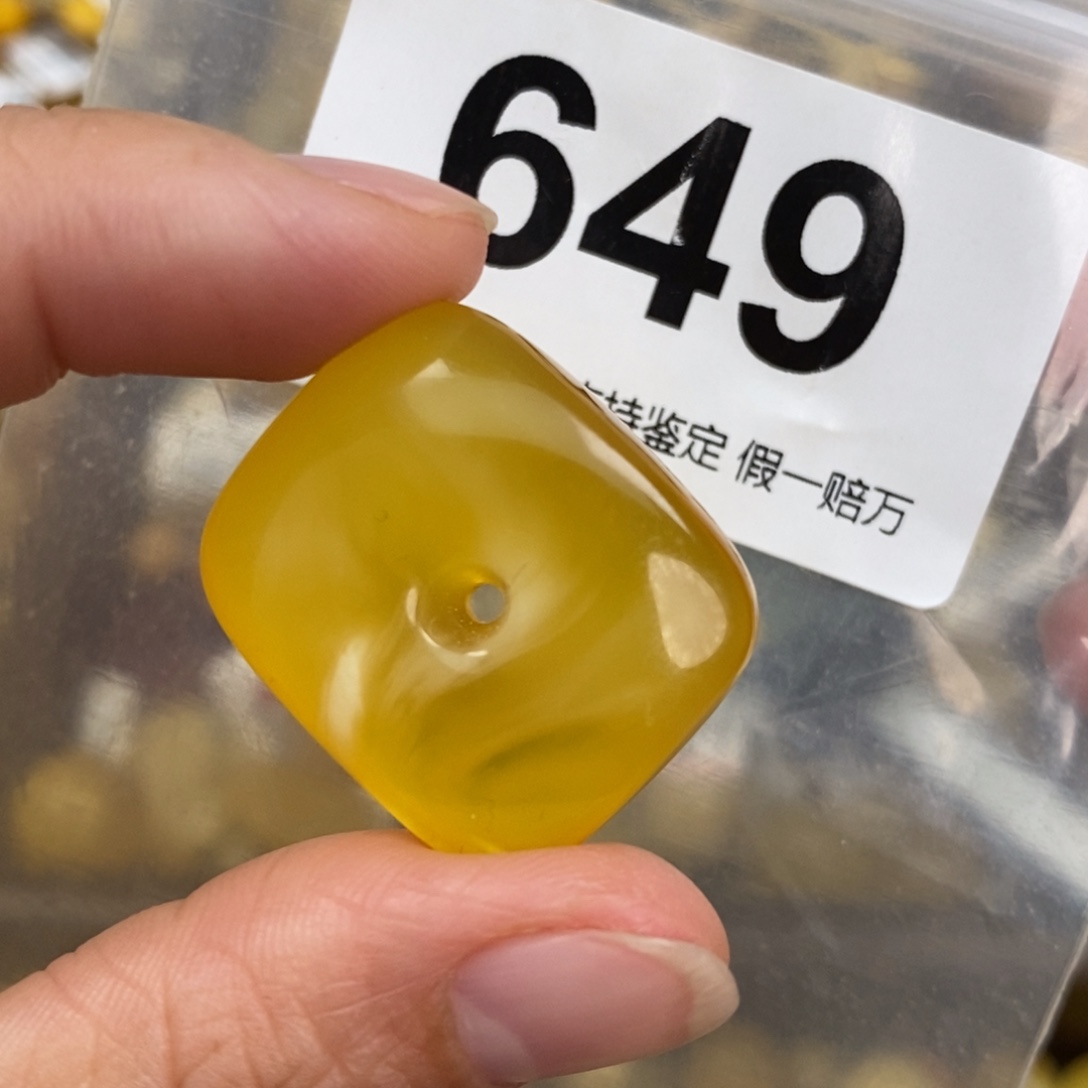 蜜蜡未镶嵌珠宝奇石23.3