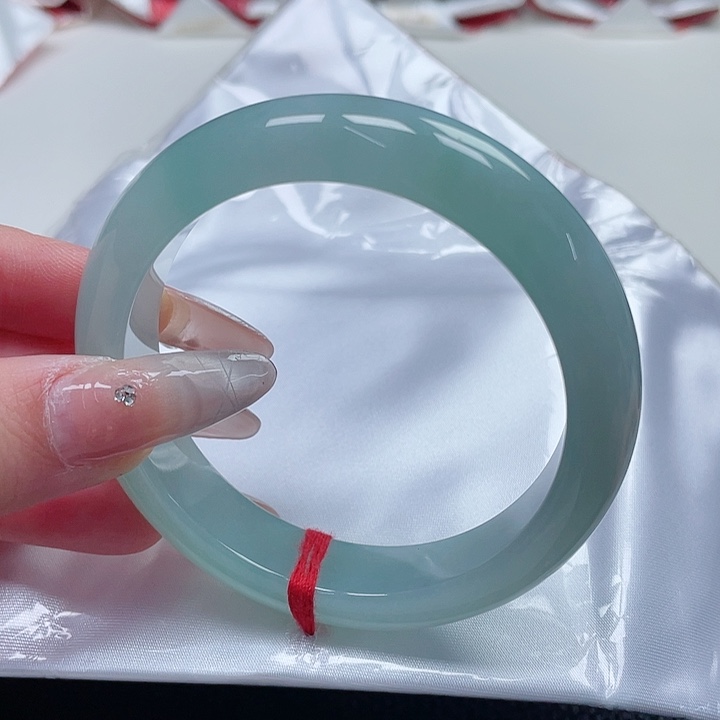 翡翠手镯未镶嵌缅甸