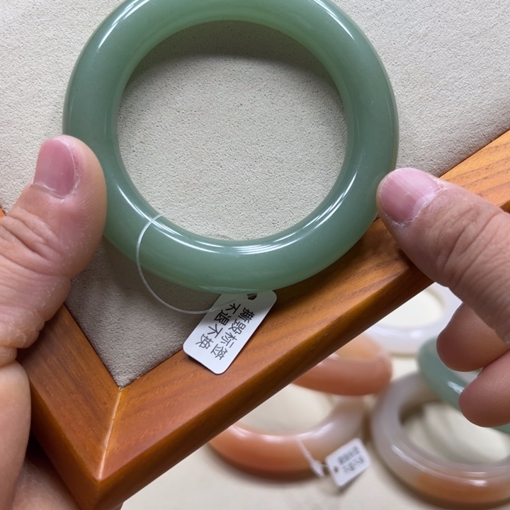 我***哪石英质玉（佘太翠）手镯未镶嵌