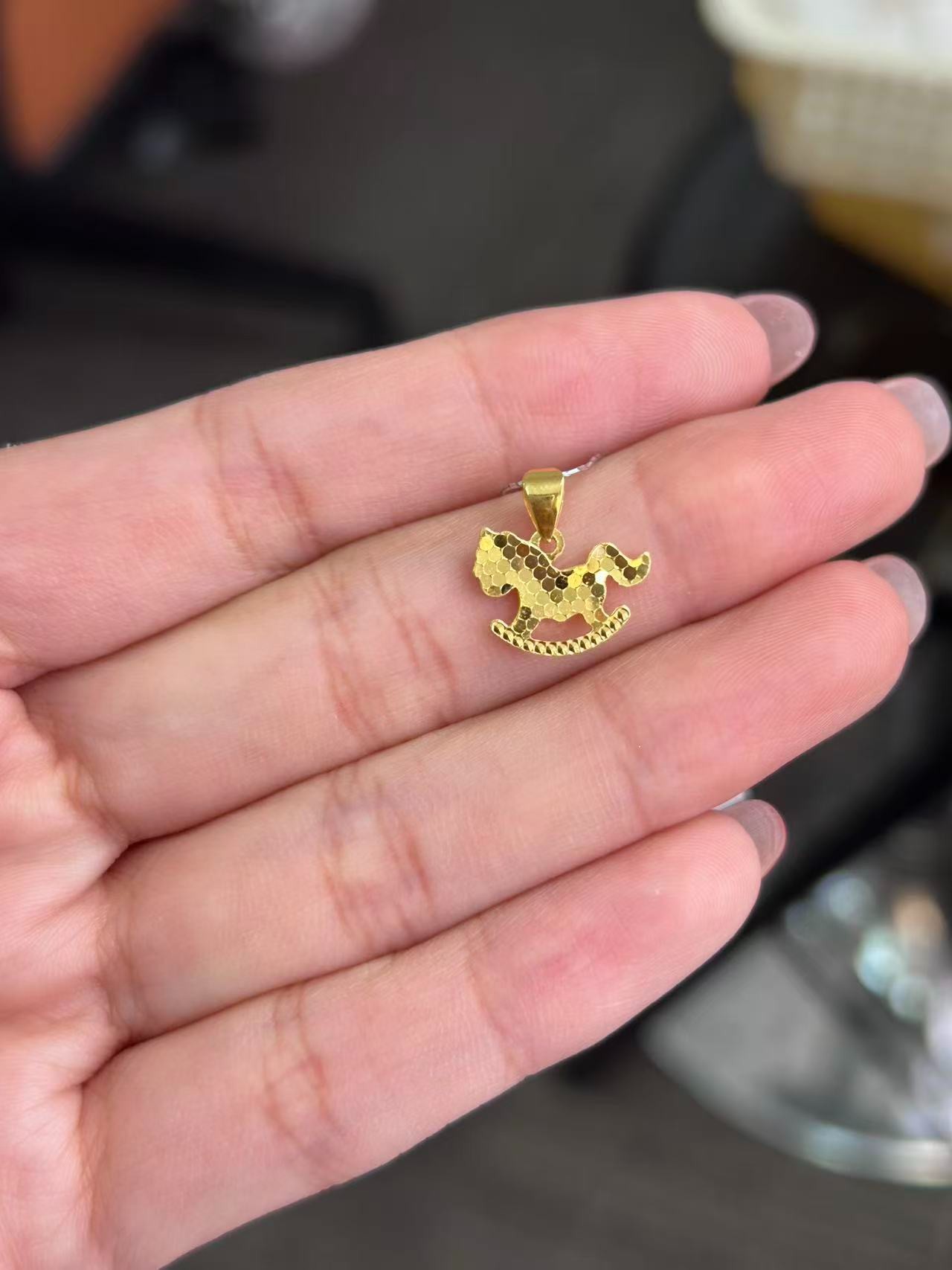    足金999 实心鱼鳞木马吊坠