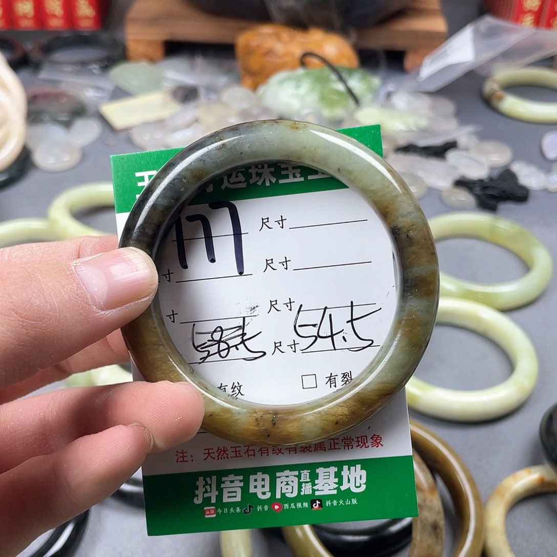 蛇纹石玉手镯未镶嵌