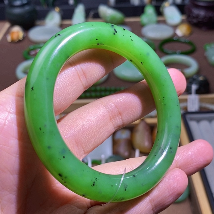和田玉乌兰海碧玉果绿色胖圆条手镯57圈口68克未镶嵌