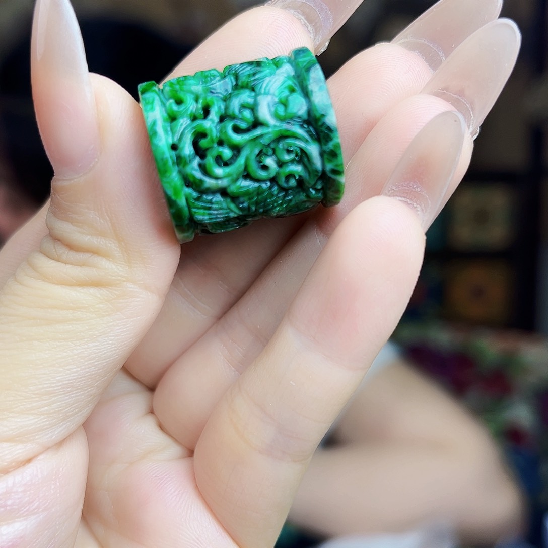 翡翠未镶嵌颈饰戒指