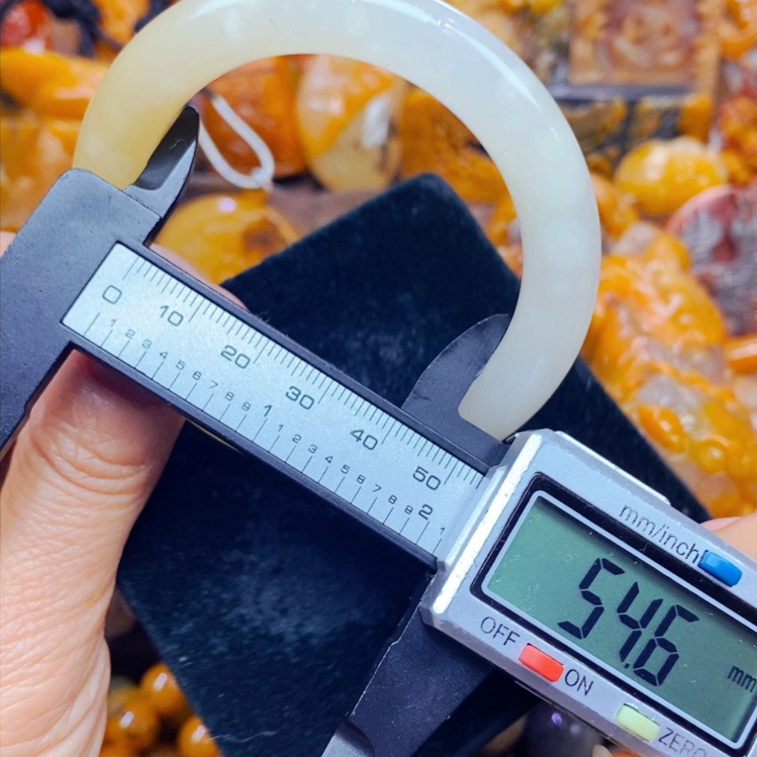 未镶嵌石英质玉（黄龙玉）颈饰