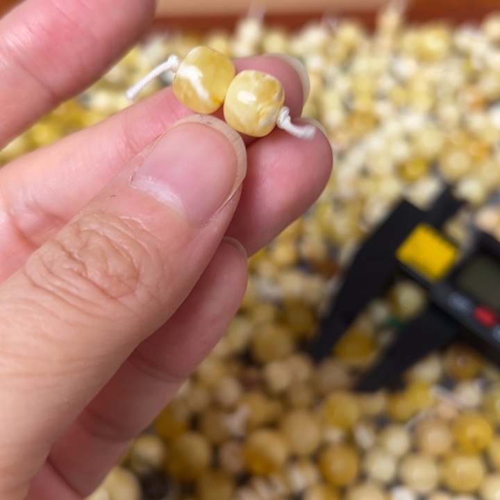 蜜蜡未镶嵌裸石8.4mm一对