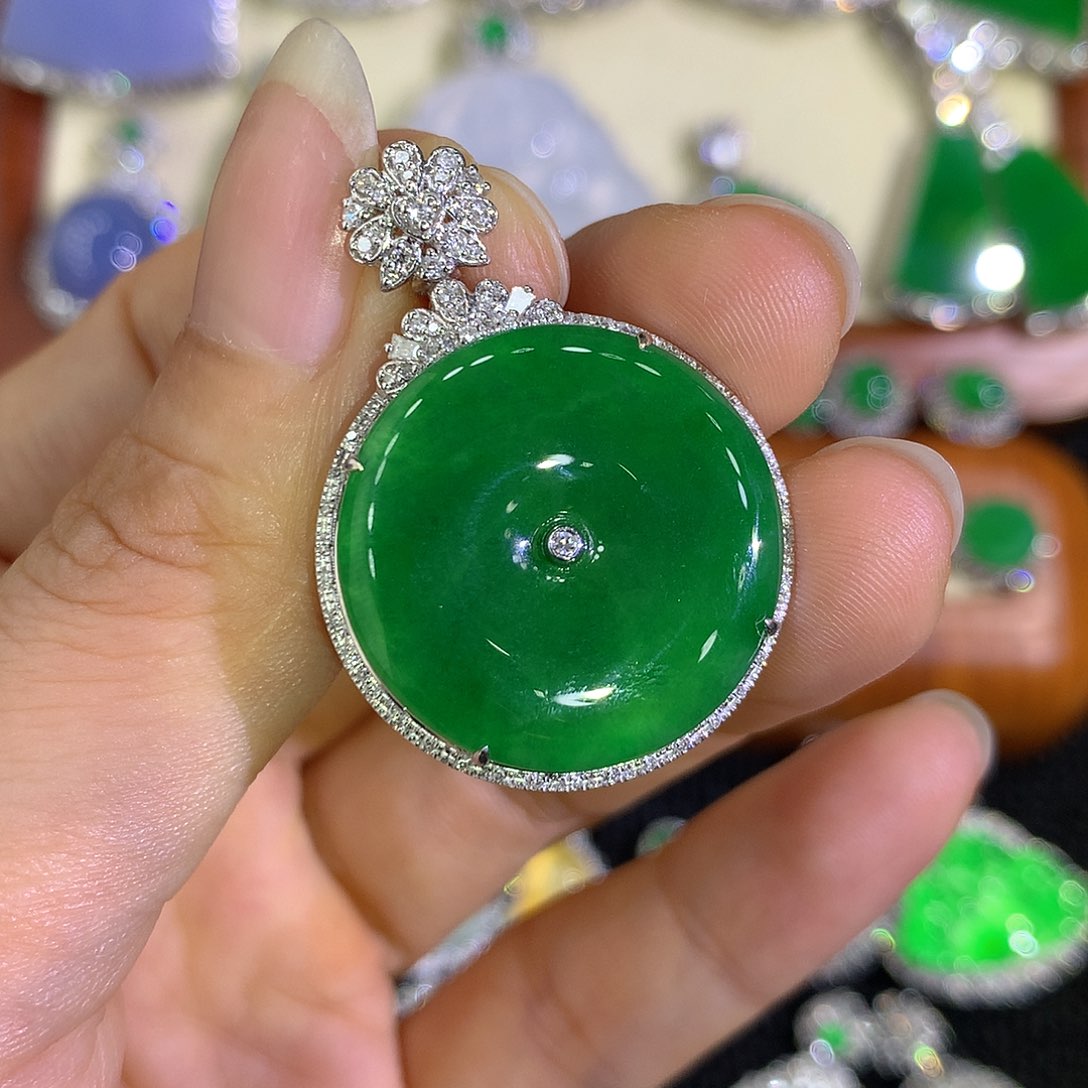 翡翠18K金镶嵌颈饰平安扣