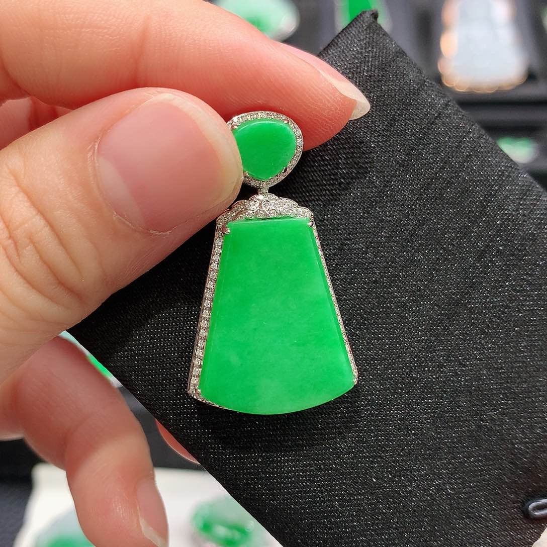 翡翠18K金镶嵌颈饰无事牌