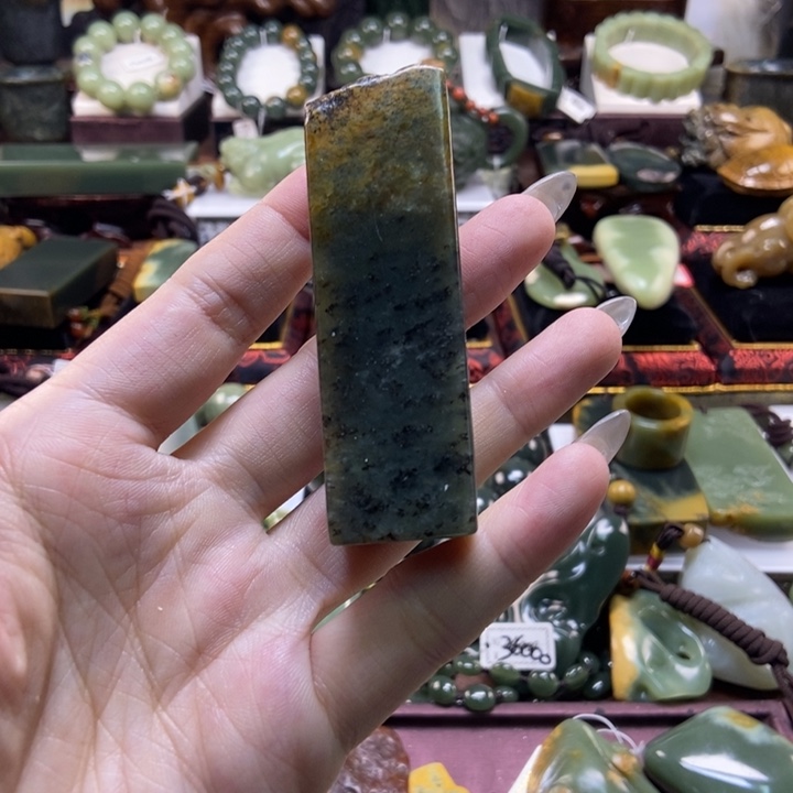 未镶嵌岫岩河磨玉（透闪石质玉）把件