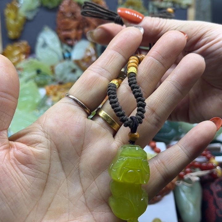 蛇纹石玉未镶嵌颈饰