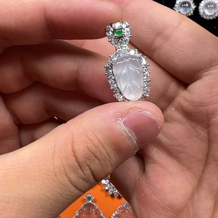石英质玉合金颈饰