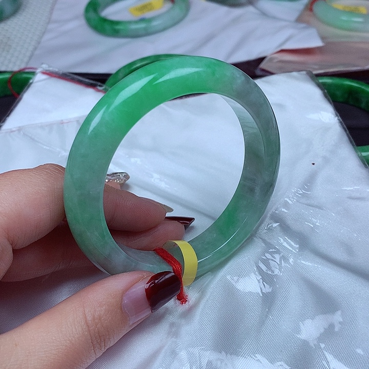 翡翠手镯未镶嵌翡翠