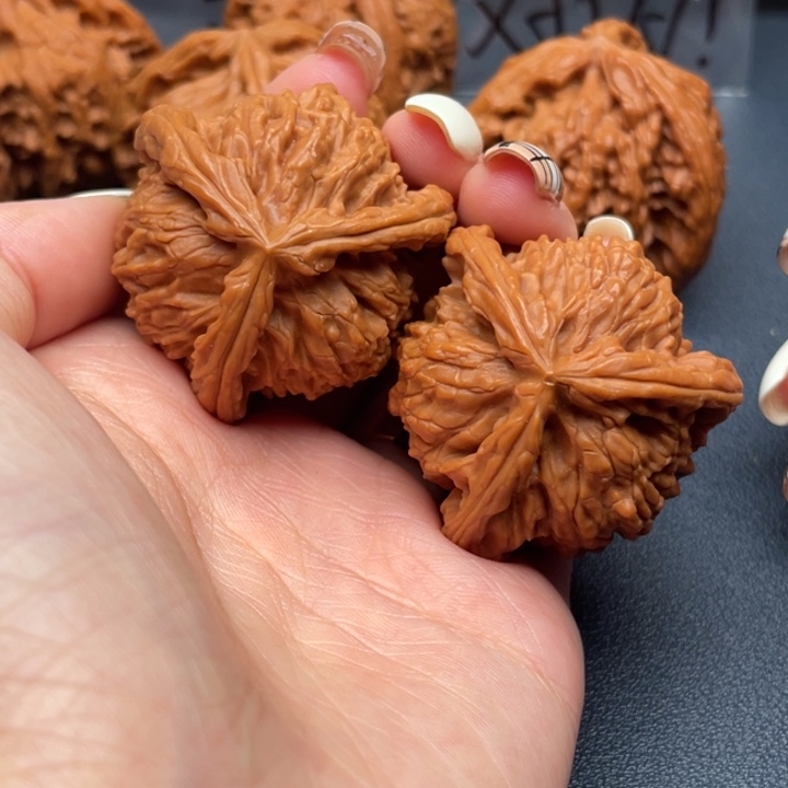 杨***生文玩核桃吊坠白狮子