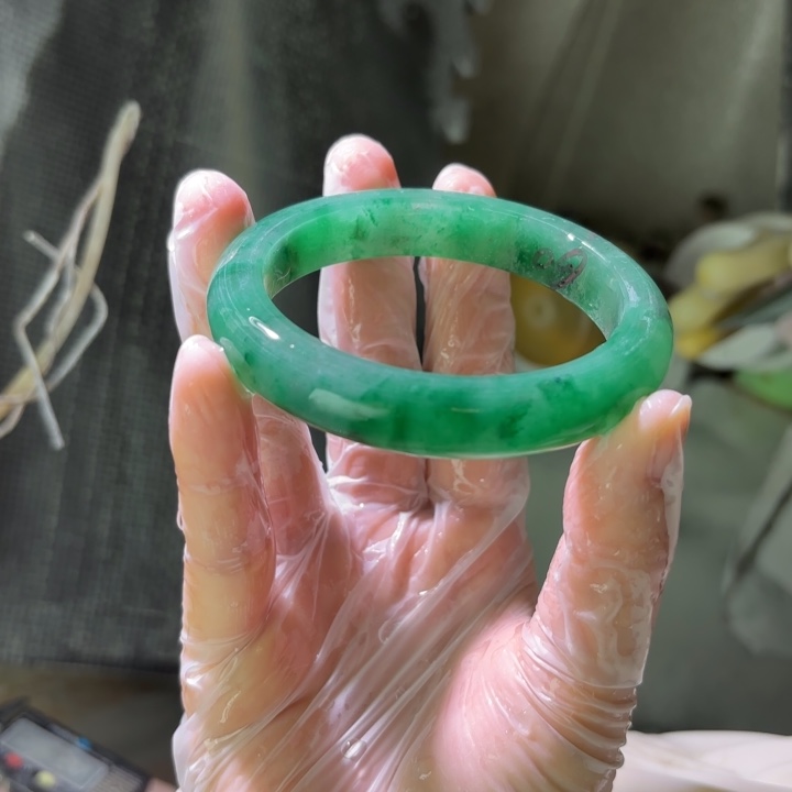 用***天石英质玉（非洲翠）未镶嵌手镯定制