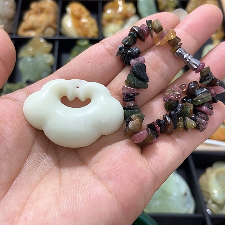 薪***成未镶嵌蛇纹石玉挂件