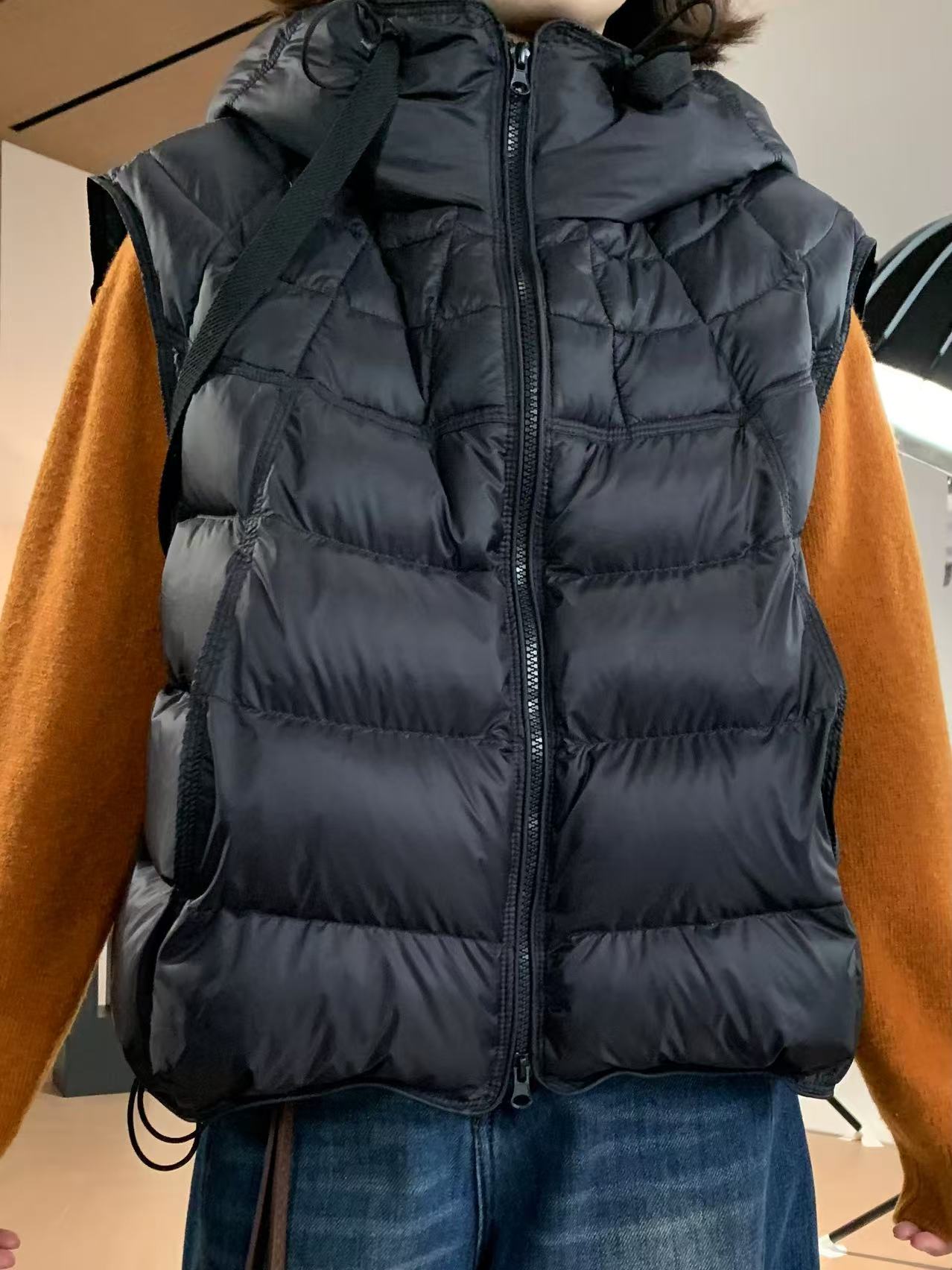 素心轻奢 2025冬季羽绒马甲90白鸭绒连帽纯色宽松显瘦马甲13997