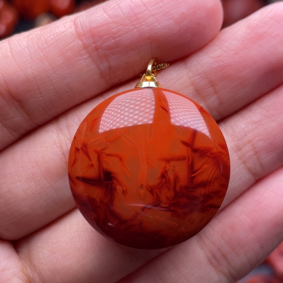 南红玛瑙18K金镶嵌珠宝奇石圆牌吊坠