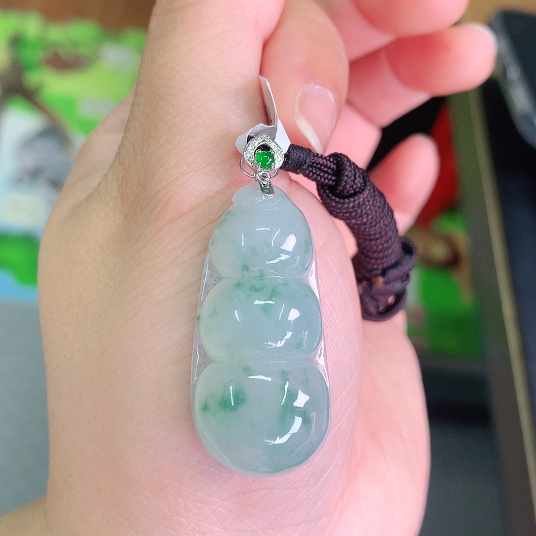 翡翠颈饰18K金镶嵌飘绿大豆子