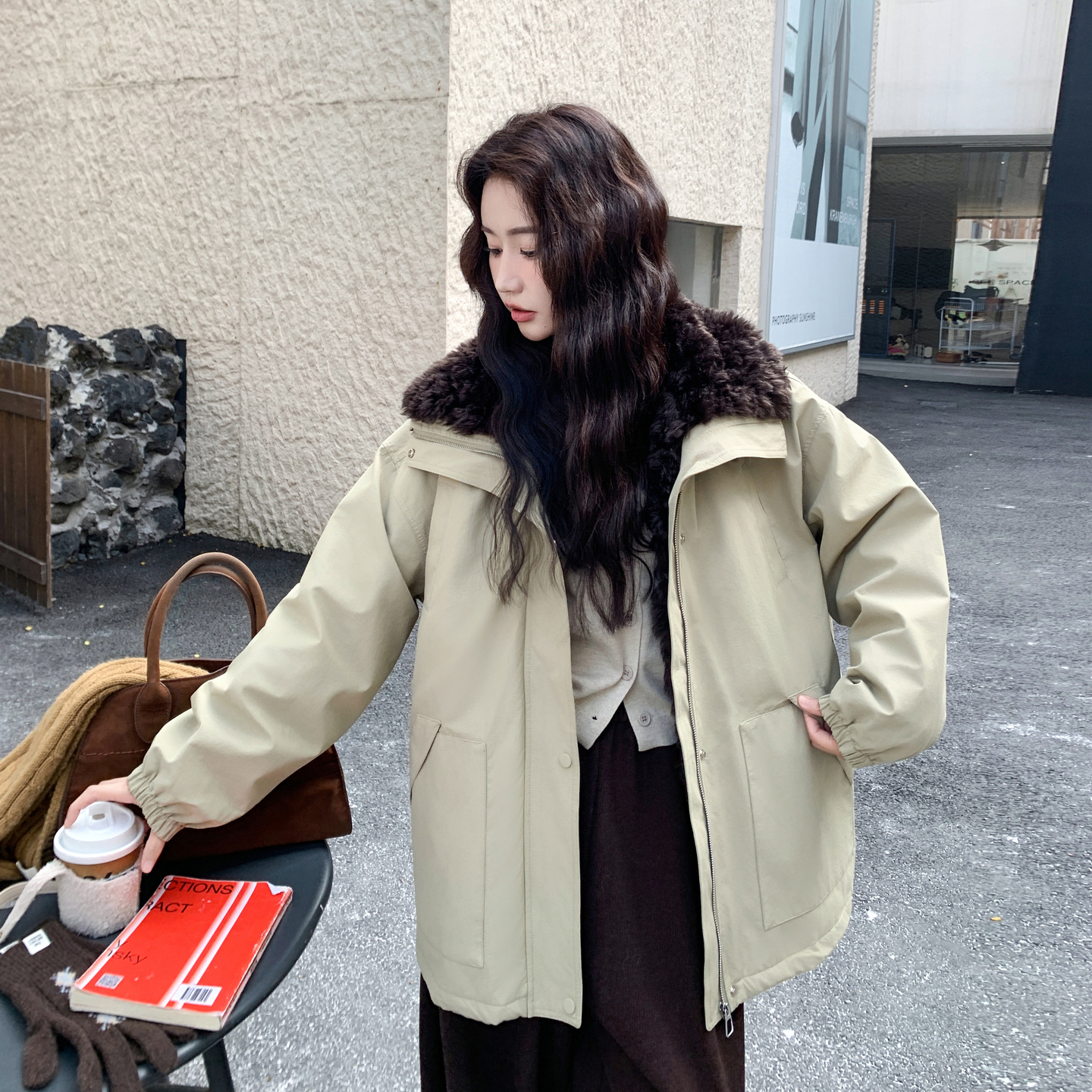 卡其色大翻领仿羊羔毛白鸭绒派克羽绒服女冬2025款韩系气质中长款