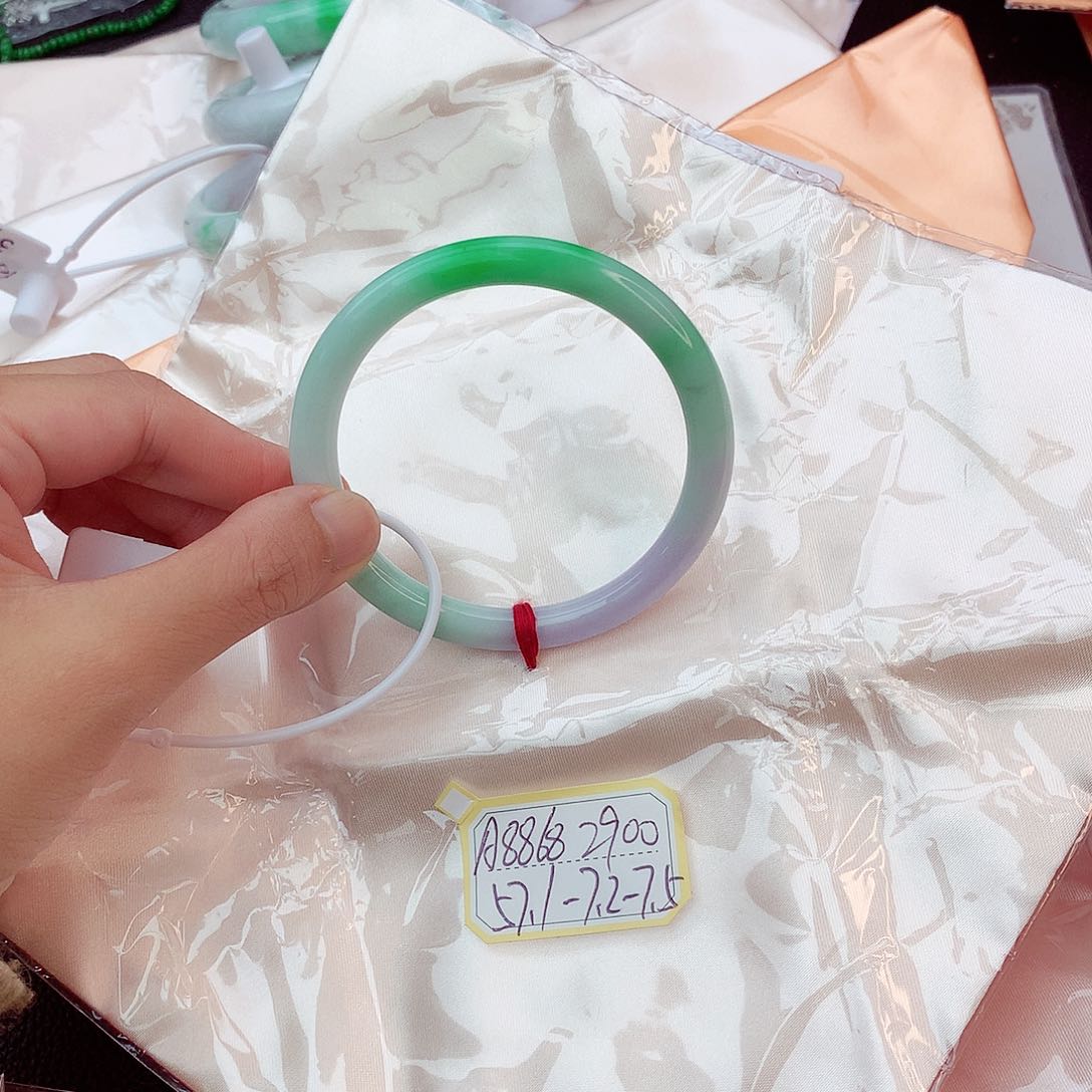 翡翠手镯未镶嵌翡翠