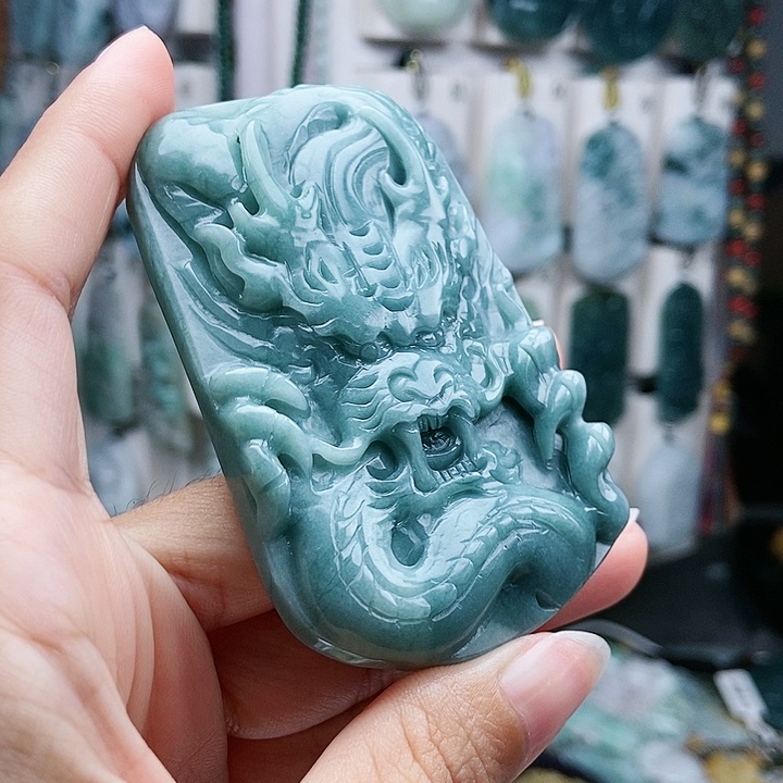 颈饰足铂镶嵌翡翠翡翠