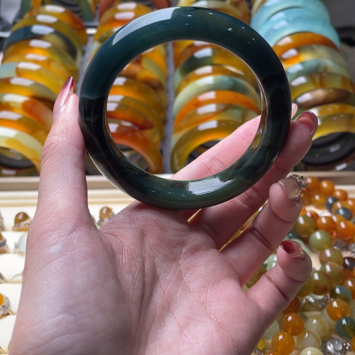 蛇纹石玉手镯未镶嵌