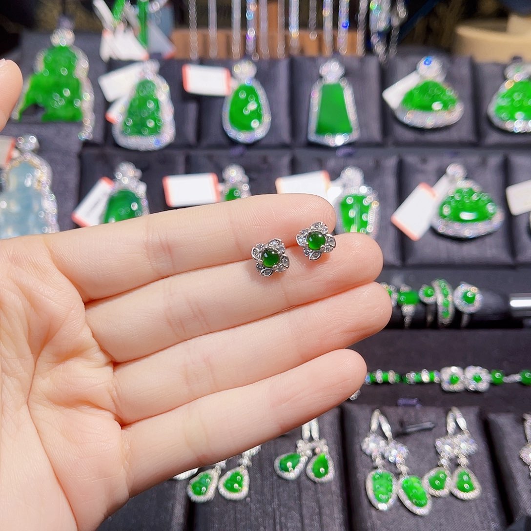 翡翠颈饰银S925镶嵌耳钉