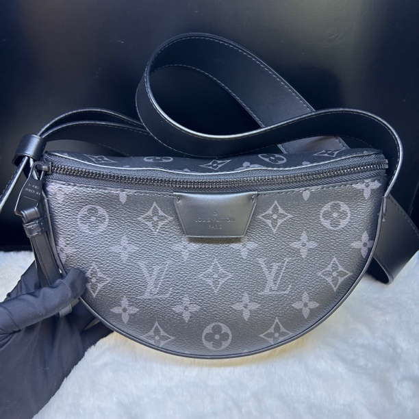 99新 LouisVuitton/路易威登 MOON CROSSBODY 手袋