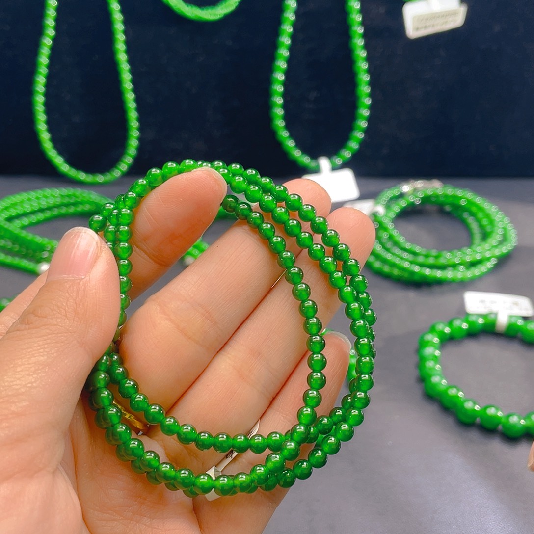 翡翠未镶嵌颈饰    