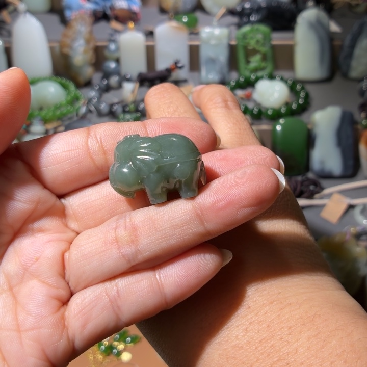 了***，和田玉未镶嵌颈饰