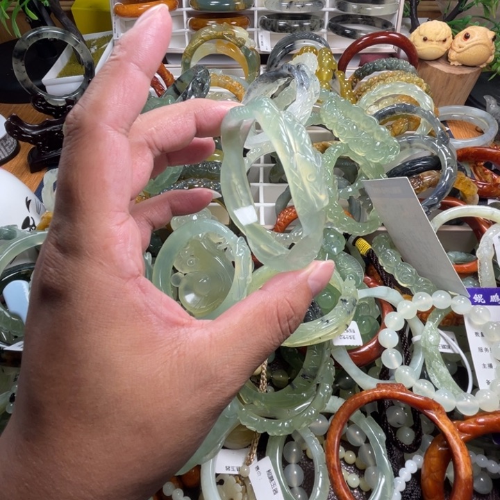未镶嵌蛇纹石玉手镯嘉