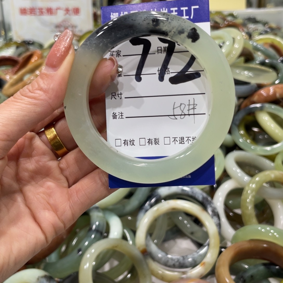 蛇纹石玉手镯未镶嵌