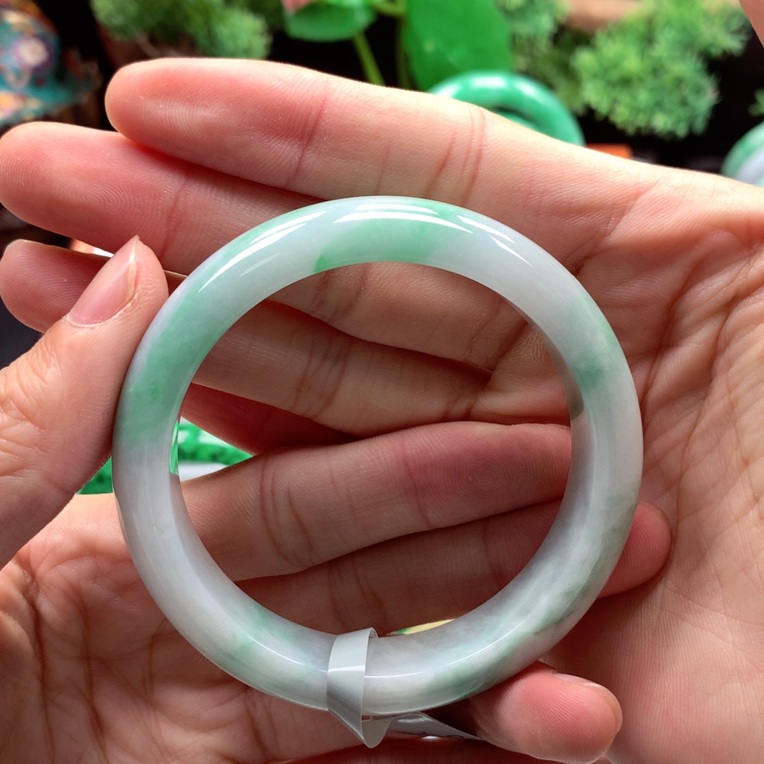 翡翠手镯未镶嵌翡翠