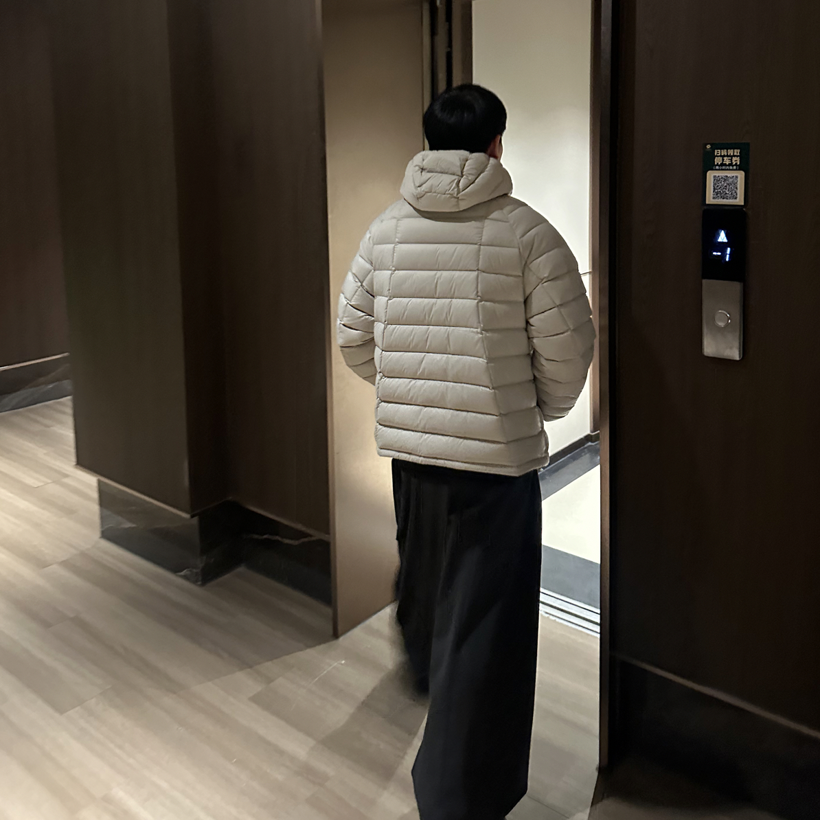 90白鸭绒连帽排骨服男女同款情侣款2025年冬装新款短款羽绒服加厚