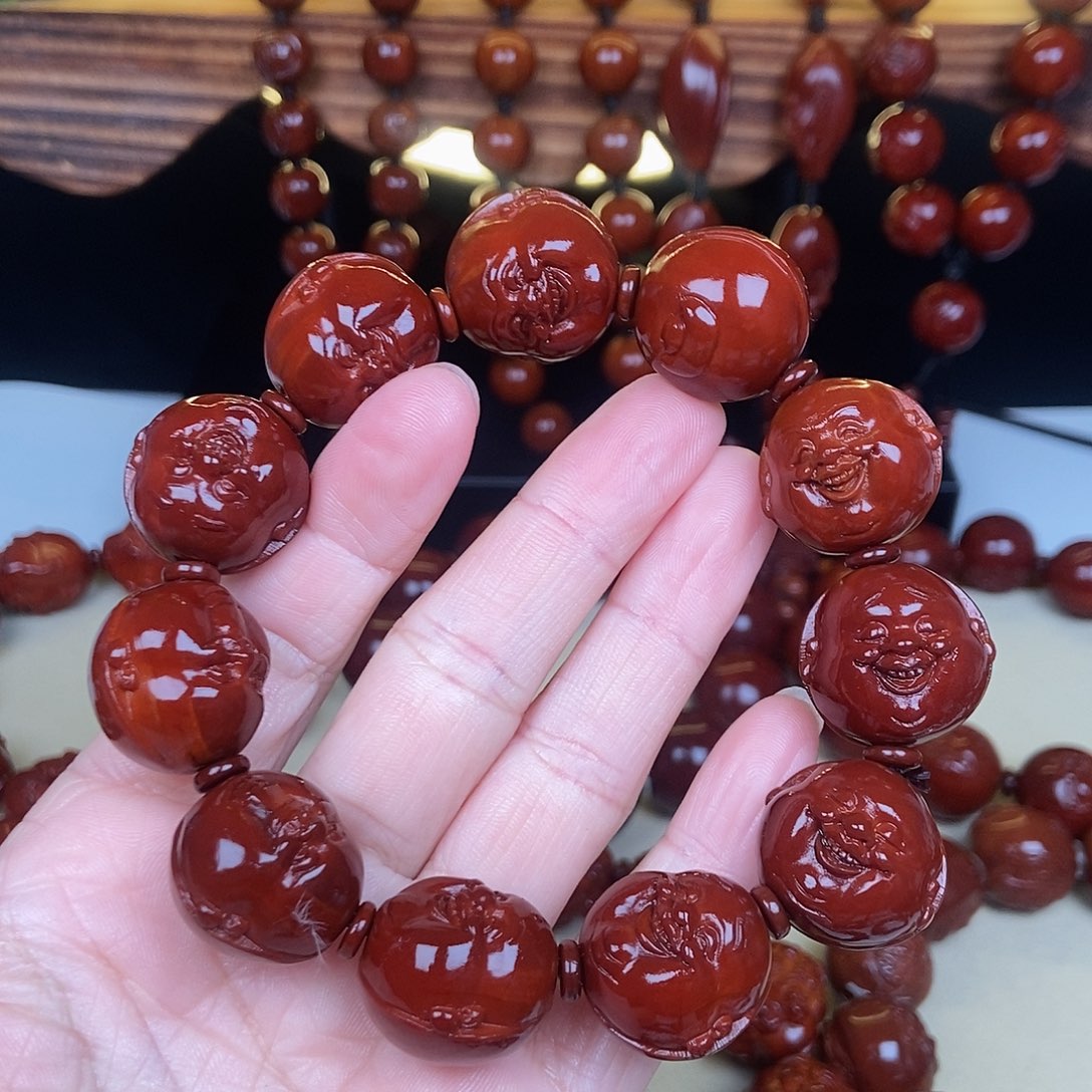 橄榄核吊坠十分开心