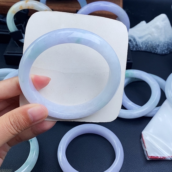 翡翠手镯未镶嵌60.5淡色白底青