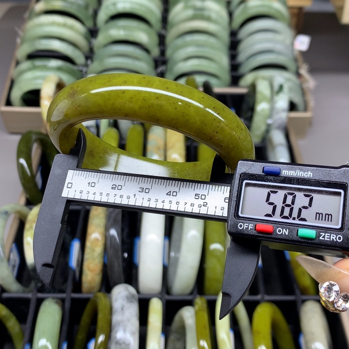 未镶嵌蛇纹石玉手镯92