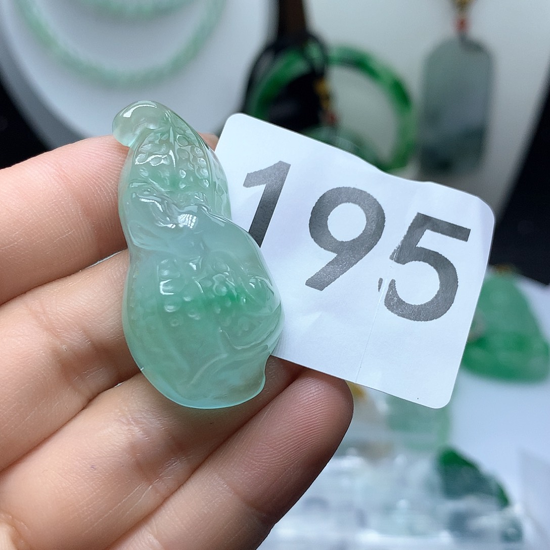 翡翠吊坠(赠链)未镶嵌